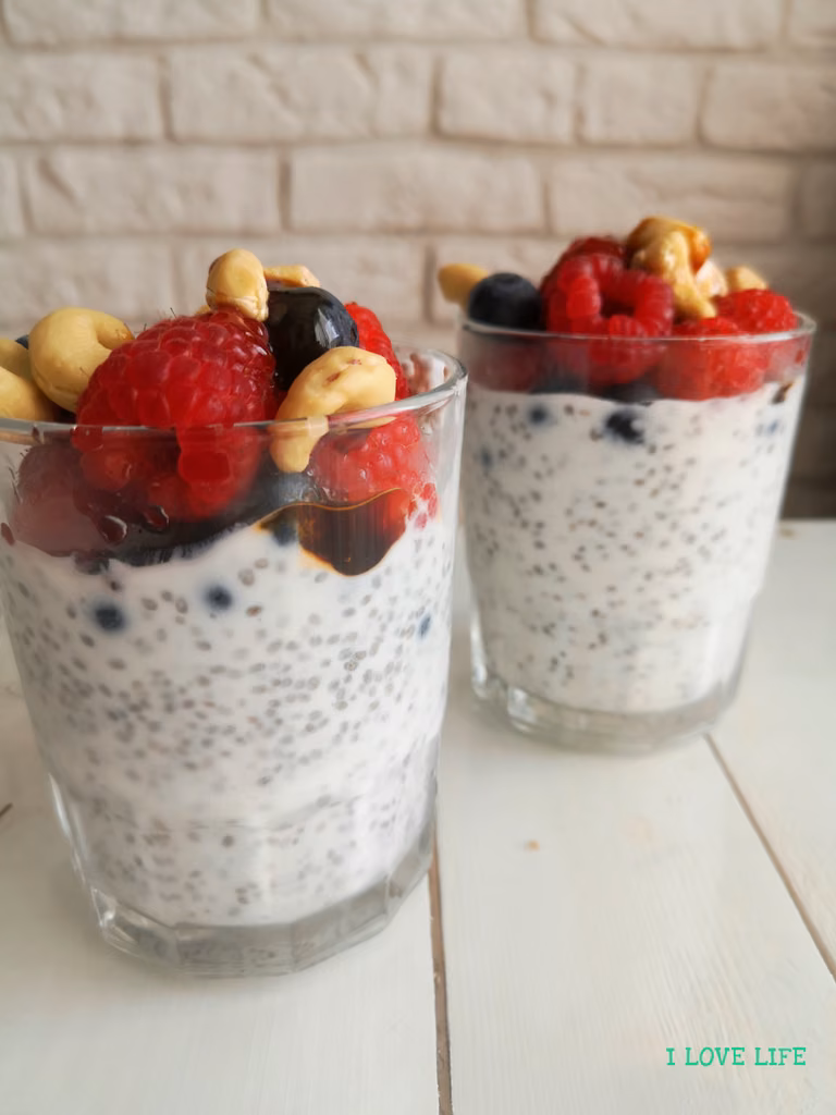 Jogurt naturalny z chia i owocami