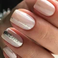 Delikatne paznokcie ze srebrem
