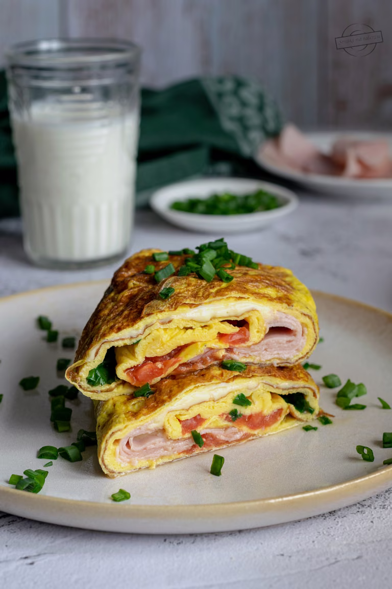 Omlet rolowany z pomidorem, szynką i serem