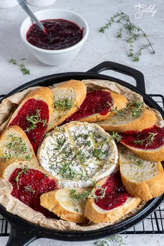 Grillowany camembert z borówkami