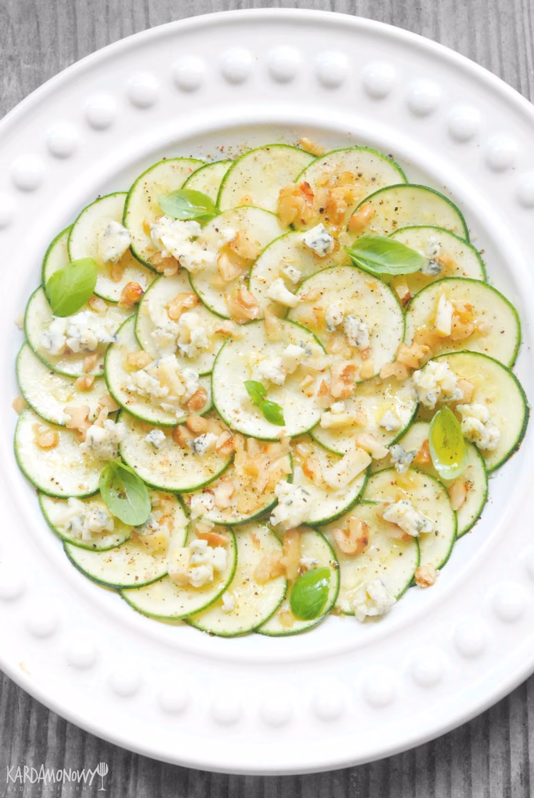 Carpaccio z cukinii z orzechami i serem pleśniowym – Kardamonowy