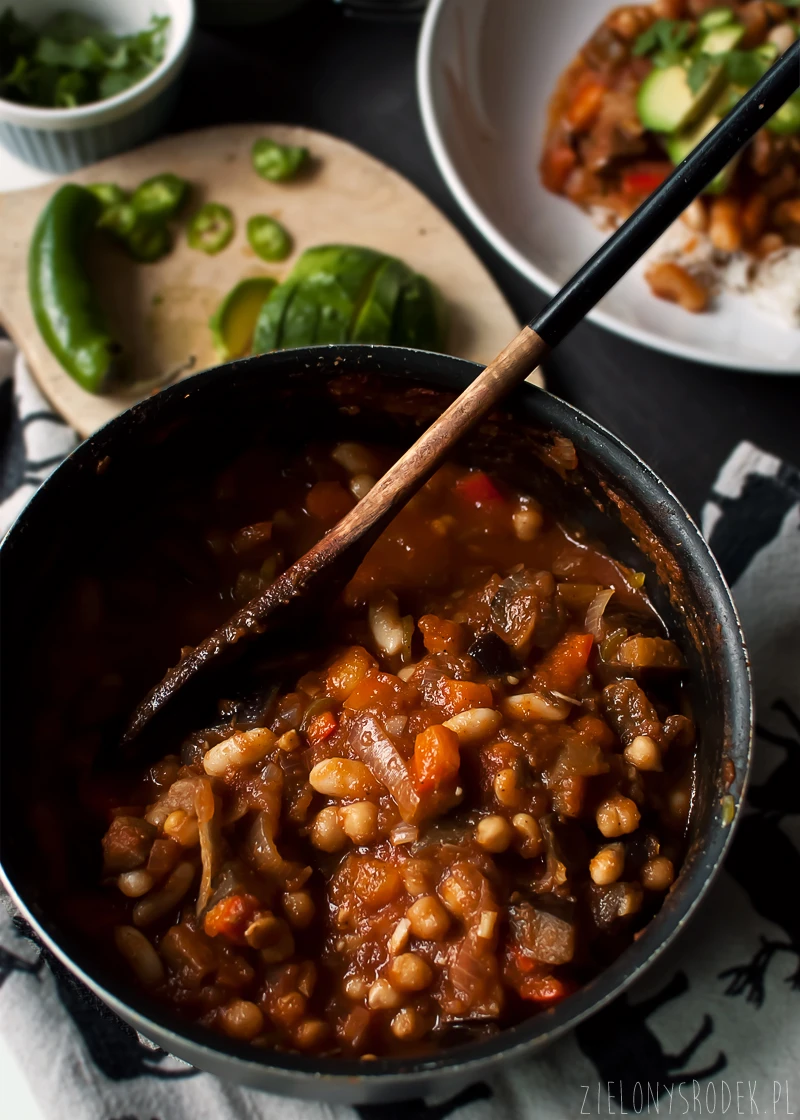 pyszne, rozgrzewające chili sin carne z ciecierzycą i bakłażanem