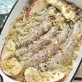Białe kiełbasy pieczone z cebulą i jabłkiem