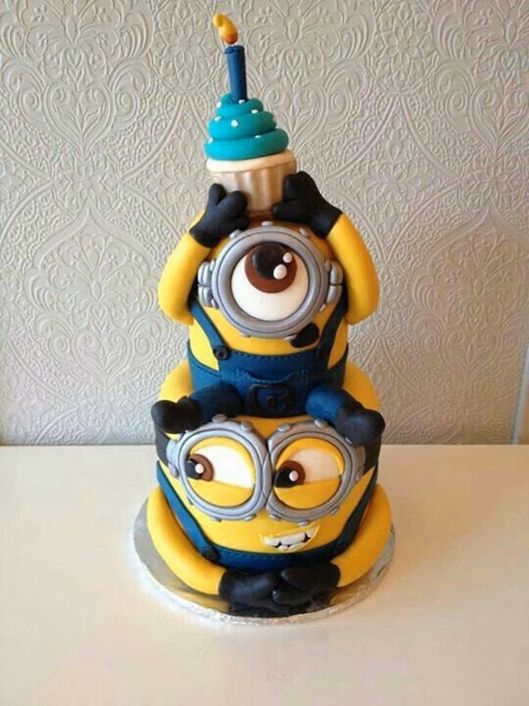 Torcik z minionkami