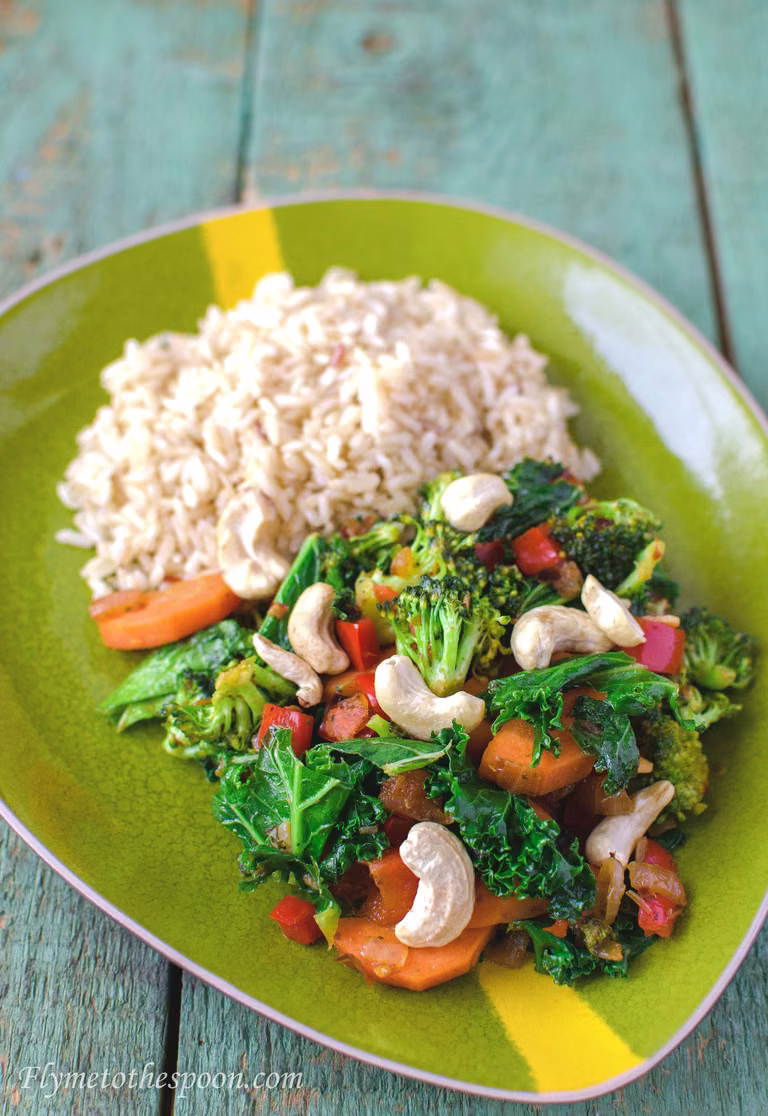 Tajski stir fry z brokułami i jarmużem