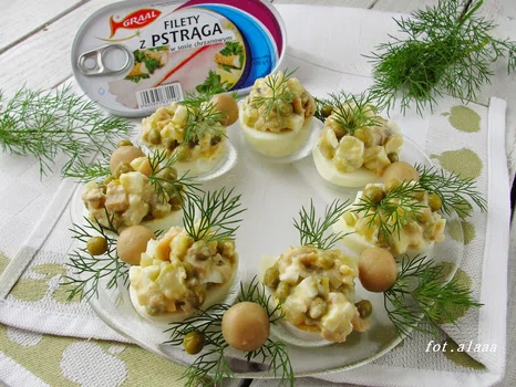 Jajka z sałatką rybną