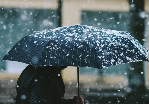 Do 25 cm śniegu i 10 regionów z alertami. IMGW ostrzega przed atakiem zimy!