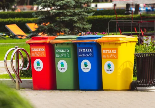 Dodatkowy czerwony kosz na śmieci? Widzisz je w innych krajach – sprawdź, do czego służą