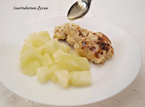 Placuszki serowe z miodem w towarzystwie melona