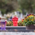 Znicze wokół chryzantem? Nie tylko dla ozdoby – to ma sens!