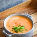 Błyskawiczna zupa krem z ziemniaka z wędzonym łososiem i koperkiem
