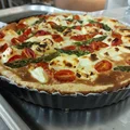 Tarta ze szparagami, pomidorkami i fetą.