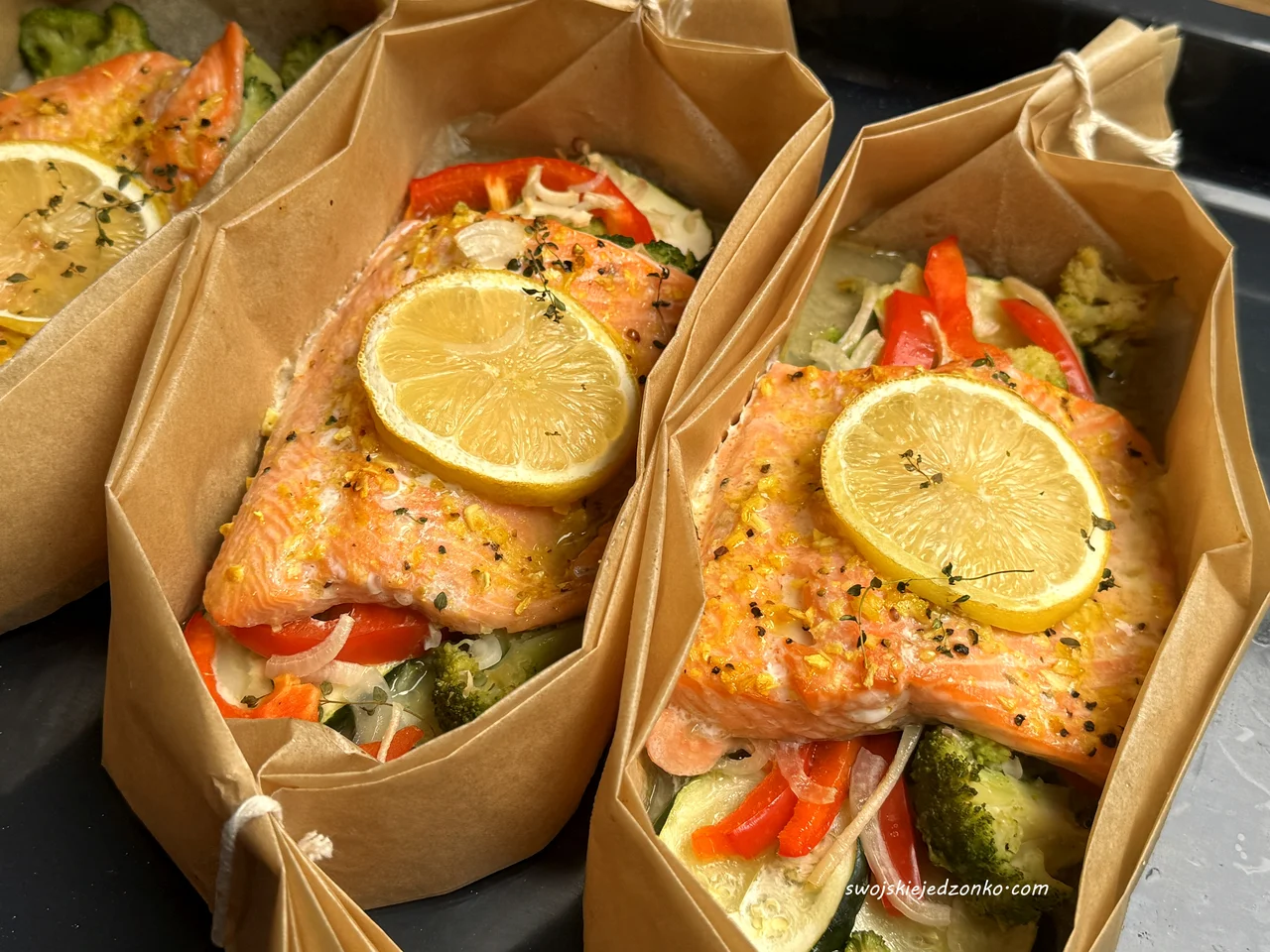 Pstrąg tęczowy pieczony z warzywami