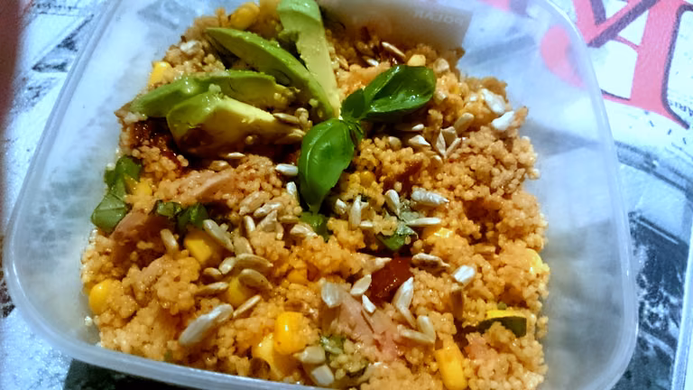 fit lunch box: kuskus z suszonymi pomidorami, kurczakiem wędzonym i świeżą bazylią