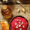 HUMMUS Z BURAKIEM I KOZIM SEREM