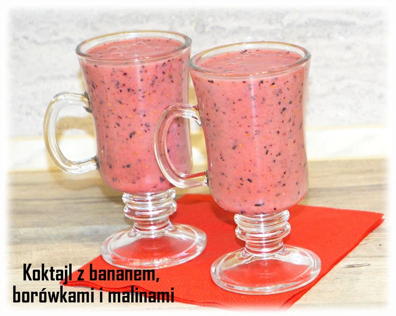 Koktajl z bananem, borówkami i malinami
