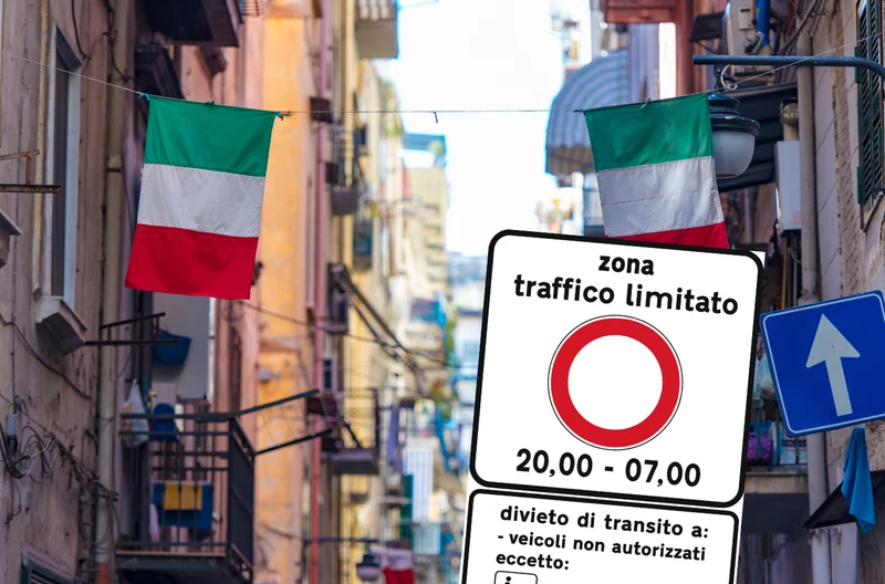 Widzisz tę tabliczkę we Włoszech? Wjazd kończy się automatycznym mandatem!