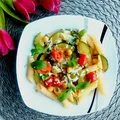 Makaron z cukinią ciecierzycą i pomidorkami