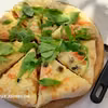 Pizza bianka z białym sosem i dodatkami