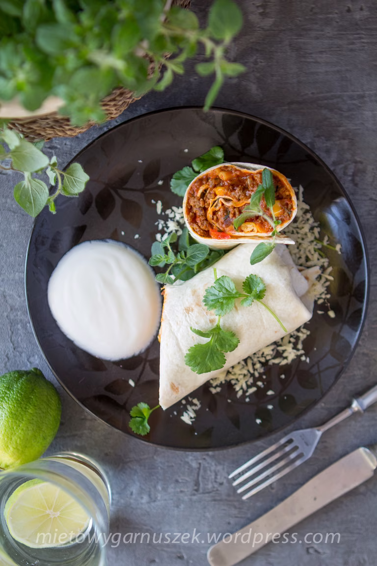 Burrito z mięsem mielonym i fasolą czerwoną