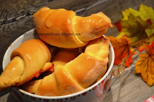 Rogaliki drożdżowe z kremem truskawkowym