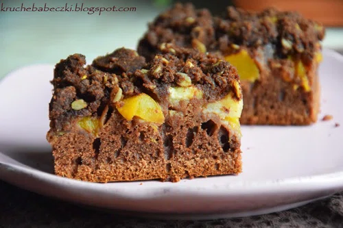 Kakaowe ciasto z brzoskwinią, jabłkiem i kruszonką :)