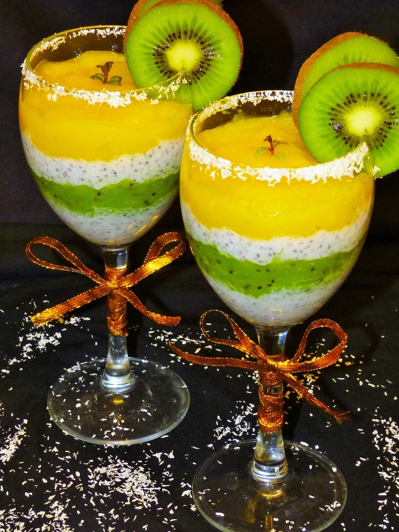 Pudding kokosowy z chia, musem z mango i kiwi