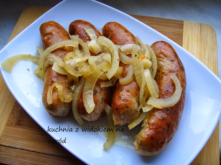 Biała kiełbasa pieczona w piwie z cebulą i majerankiem.