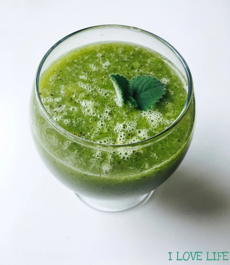 Koktajl z kiwi i pomarańczy z miętą