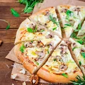 Biała pizza z pieczarkami, truflą i camembertem