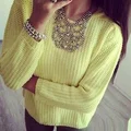 Limonkowy sweterek połączony z ozdobną biżuterią