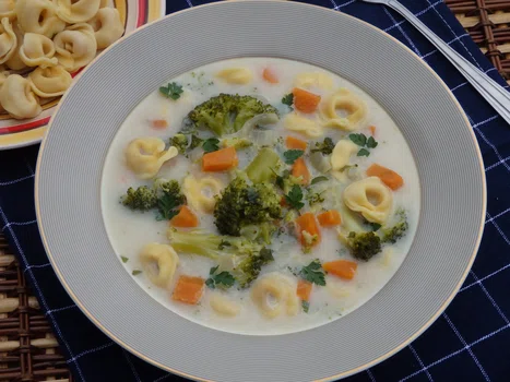 Zupa brokułowa z tortellini