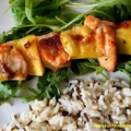 Szaszłyki z łososia i ananasa z dzikim ryżem na rukoli - 418 kcal