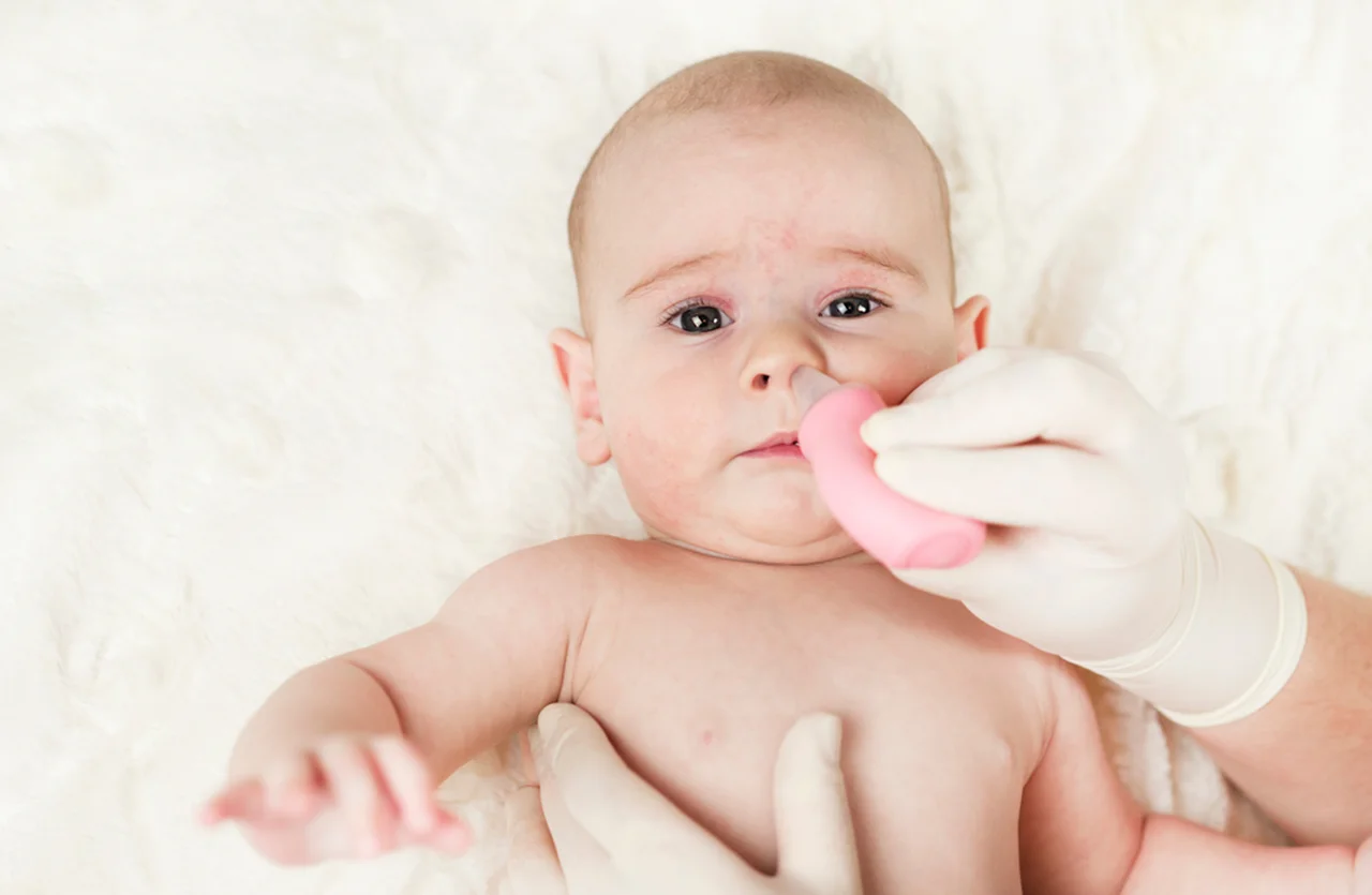 Jak leczyć katar u niemowlaka? Domowe sposoby.