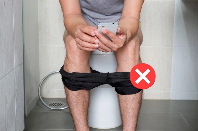 Zabierasz telefon ze sobą do toalety? Lepiej to przeczytaj.