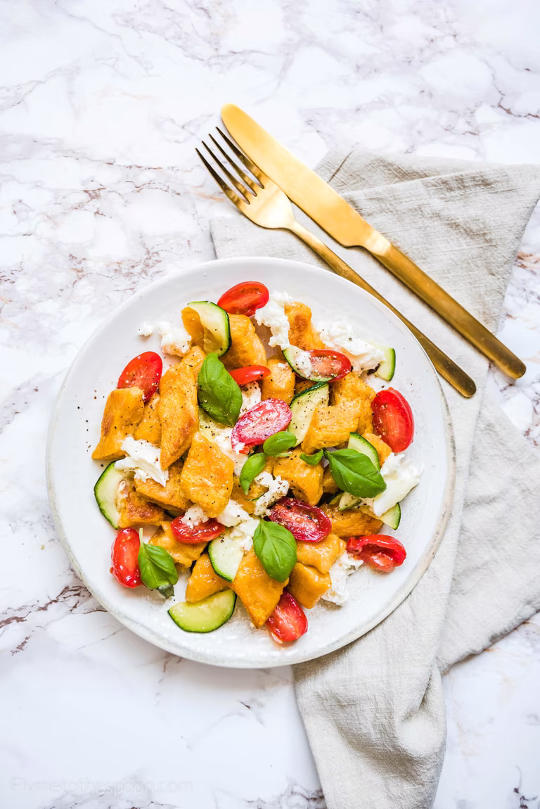 Kopytka z batatów z mozzarellą i pomidorami