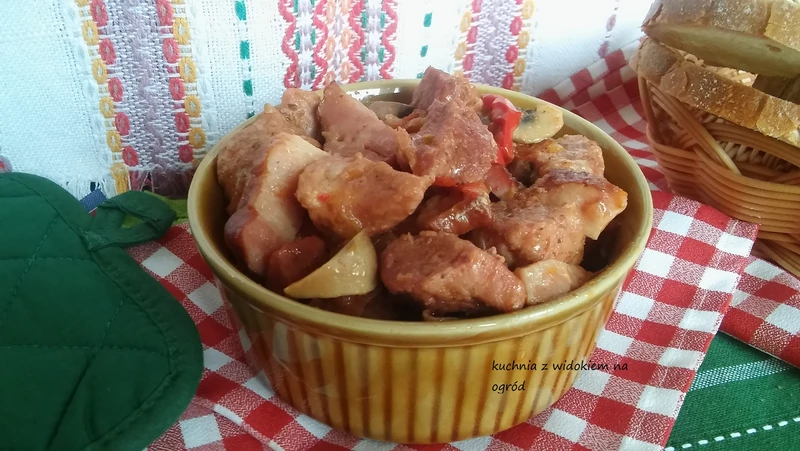 Gulasz pieczony. Pieczone mięso a'la gulasz z piekarnika.