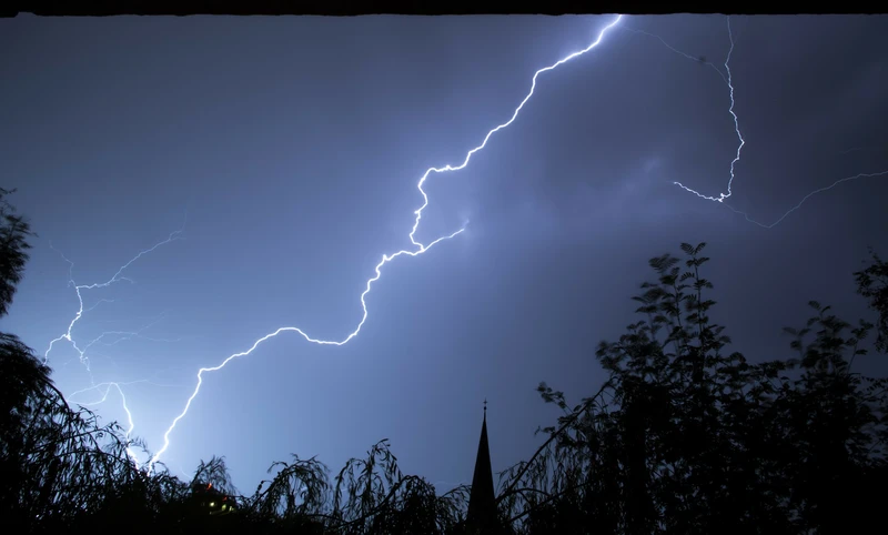 Uwaga na burze! 10 zasad bezpiecznego zachowania w czasie burzy