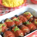 Roladki z bakłażanów z nadzieniem z mięsa i ryżu, zapiekane w sosie pomidorowym