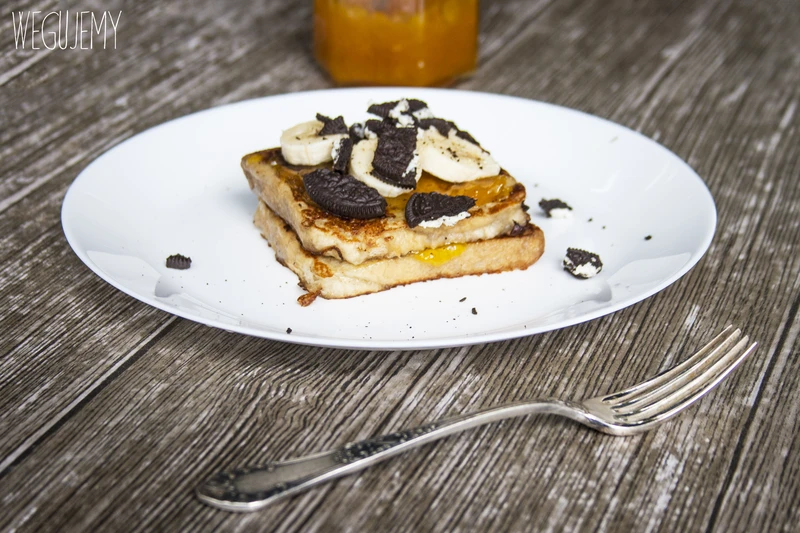 Wegańskie tosty francuskie  z dżemem z mirabelek, bananami i ciastkami Oreo