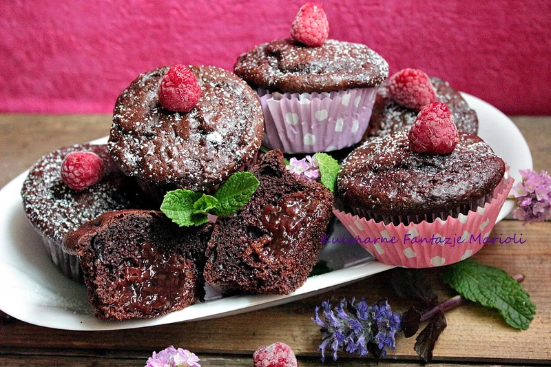 Czekoladowe muffinki z malinami
