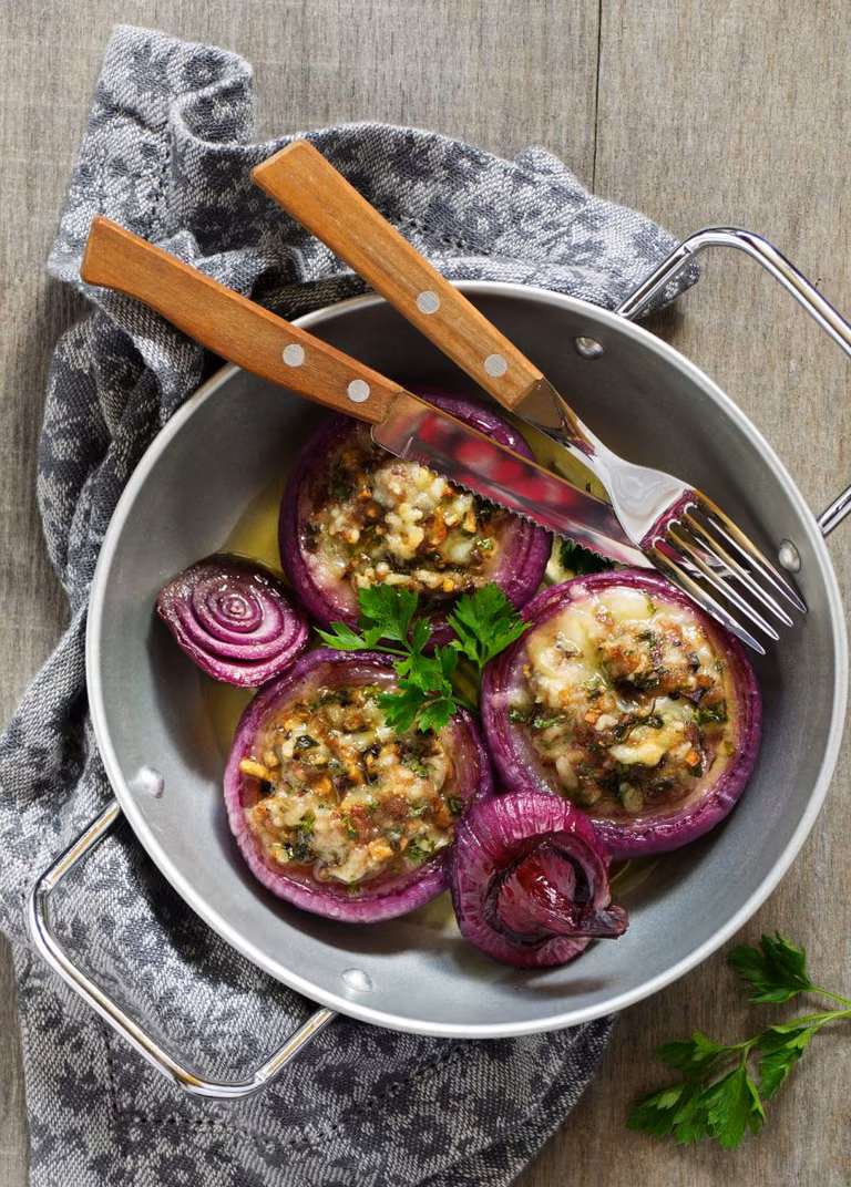 CEBULE FASZEROWANE KASZĄ BULGUR, OLIWKAMI I SEREM