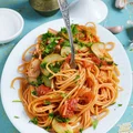 Spaghetti z cukinią w pomidorach