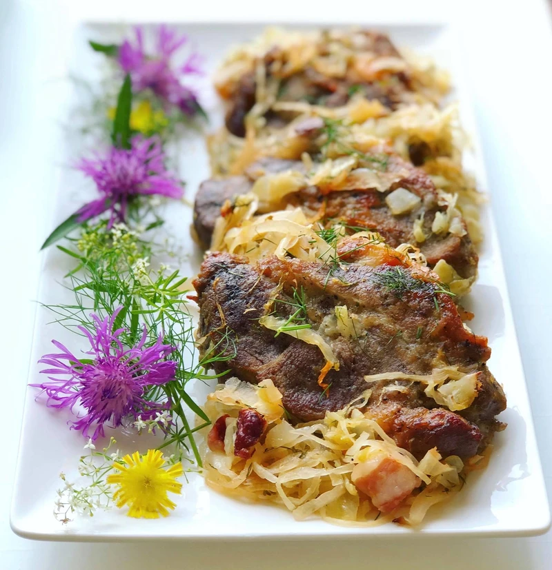 Karkówka marynowana w cydrze, pieczona w kapuście słodko -kwaśnej