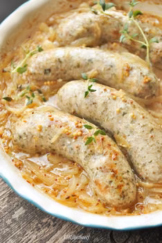 Biała kiełbasa pieczona w cebuli