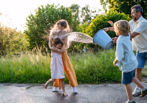 1000 zł grzywny za taką zabawę w śmigus-dyngus! Lany Poniedziałek może skończyć poważnymi konsekwencjami