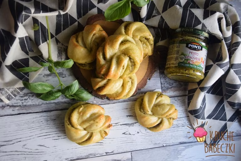 BUŁECZKI Z PESTO Z BAZYLII