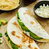 TORTILLA Z HUMMUSEM, AWOKADO I FETĄ