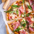 Pizza z gruszką i szynką dojrzewającą