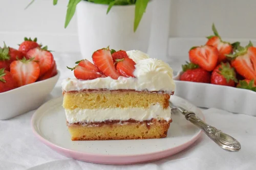 Tort mud cake z białą czekoladą i truskawkami
